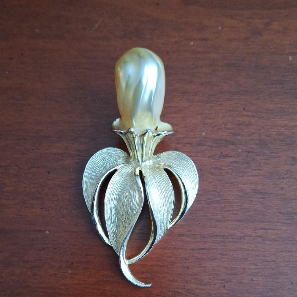 Vintage Sarah Coventry Large Faix Pearl Floral Brooch